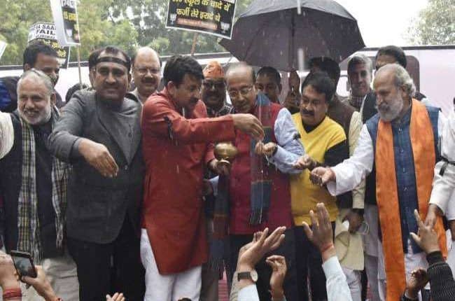 bjp purifies jantar mantar with ganga jal
